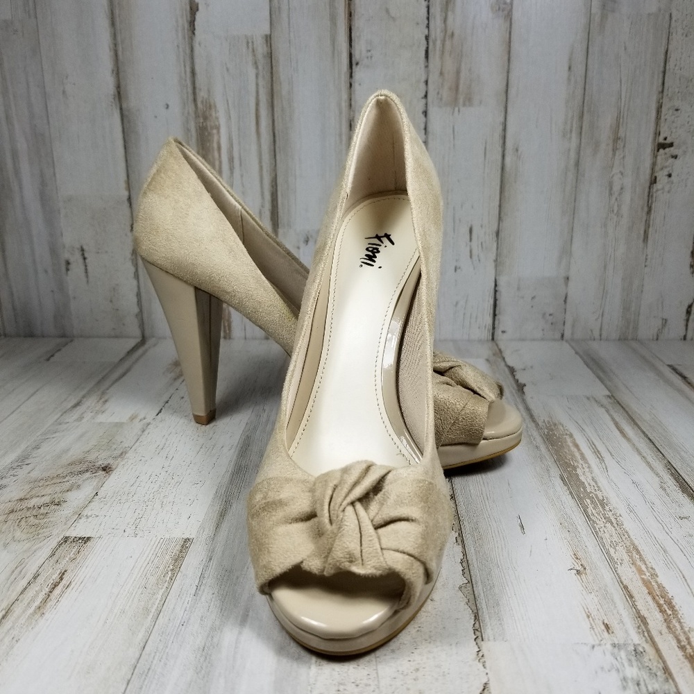 Fioni  Peep Toe Bow Size 7 Beige/Tan Suede  Heels